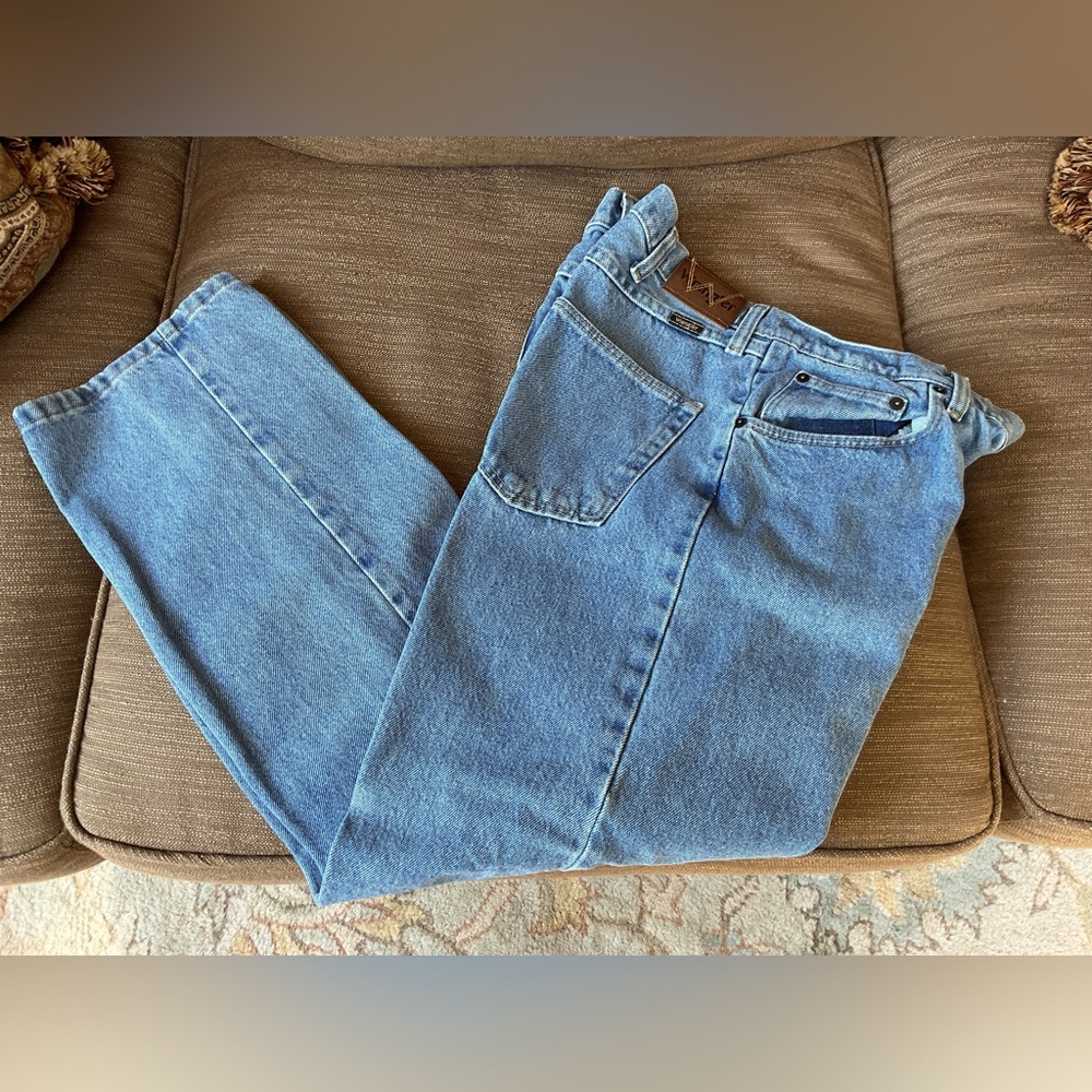 Wrangler men’s light wash jeans. EUC